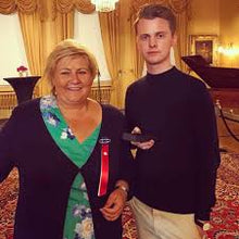 Load image into Gallery viewer, Ingridsløyfen - Lapel Ribbon w/Silver Clip